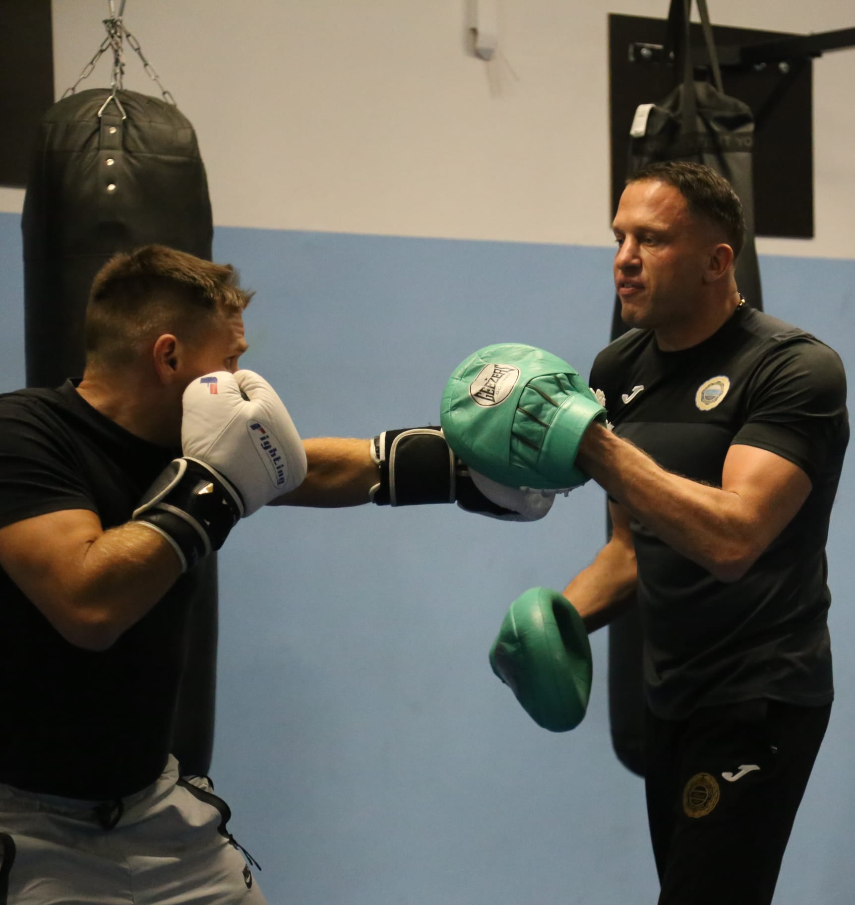 Sławomir Moskal podczas treningu na łapach bokserskich — zbliżenie