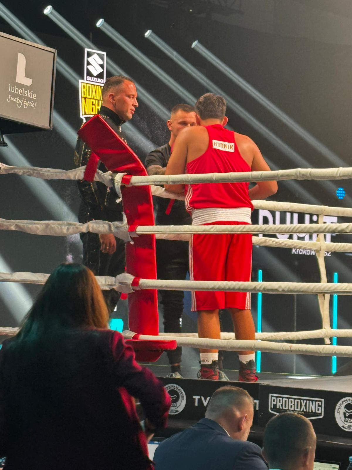 Sławomir Moskal jako trener narożnikowy na gali Suzuki Boxing Night